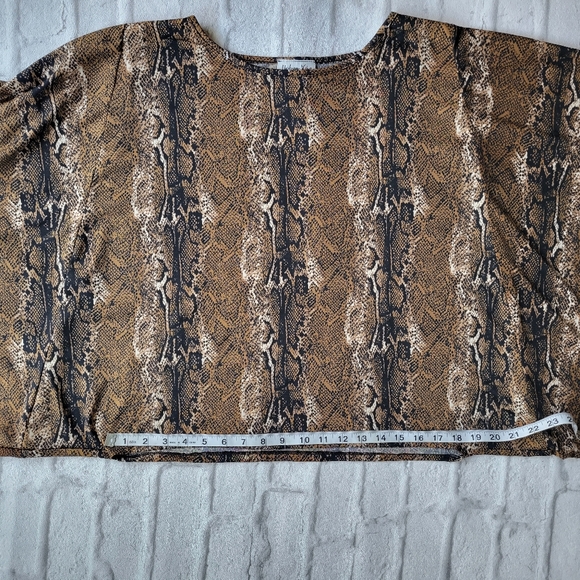 Uptown Vibe snake skin flowy top size petite large - Picture 6 of 10